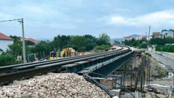 Rekonstrukcija ovog dalmatinskog mosta svima diže tlak, sezona se bliži, a ključna prometnica zatvorena