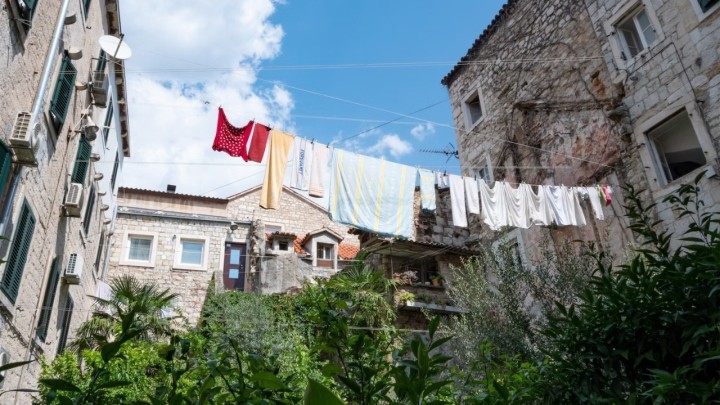 Tone zgrada u Dioklecijanovoj palači, stanari i dalje unutra, prolaznike će od urušavanja zaštititi tunel?!