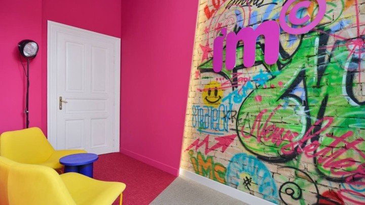 Transformacija gradskog stana u top poslovni prostor, kako su se jarke boje i grafiti uklopili u starinski šarm