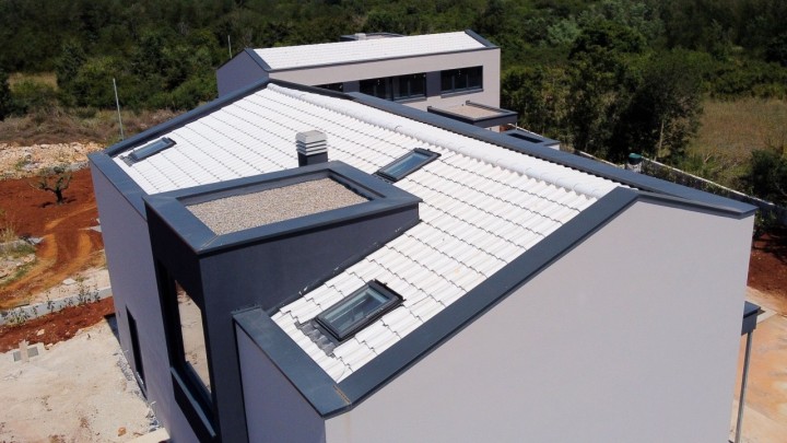 Održiva arhitektura: Stigao je novi, bijeli crijep koji odbija sunce i daje krovu efekt fasade