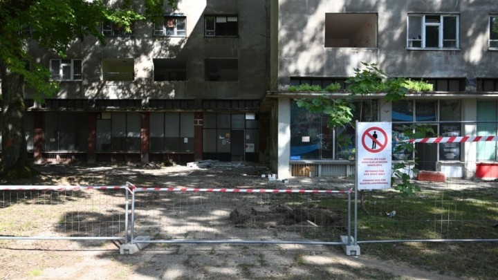 Krenulo rušenje najveće stambene zgrade oštećene u petrinjskom potresu, 144 stana postaju prošlost