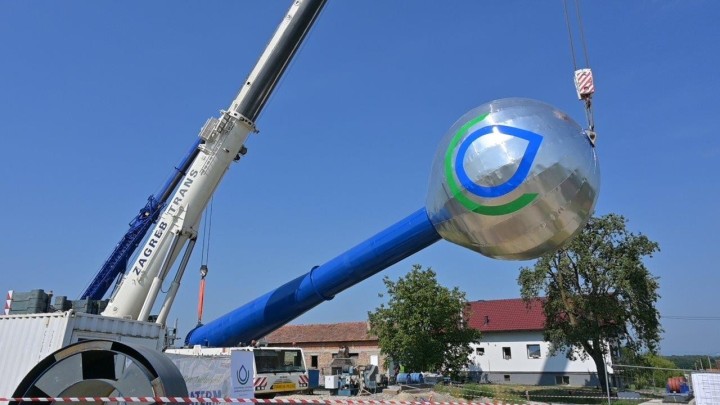 Foto: Pogledajte kako izgleda složen pothvat podizanja vodotornja od 50 tona