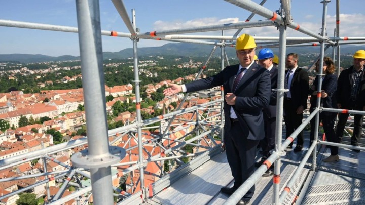 Plenković se u predizbornoj EU kampanji popeo i na vrh Katedrale 