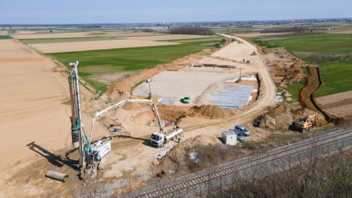 Foto: Pogledajte kako iz zraka izgleda faznost izgradnje ceste iz ničega