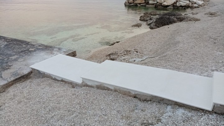 Ispred vile ilegalno izbetonirao put do mora, boli ga briga za kazne