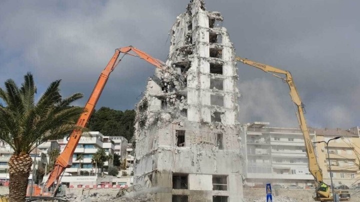 Nestaje hotel Marjan, komad po komad betonsku konstrukcija kida teška mašinerija