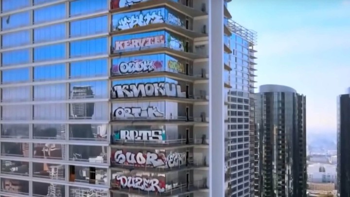 Nedovršen luksuzni neboder preko noći prekriven grafitima