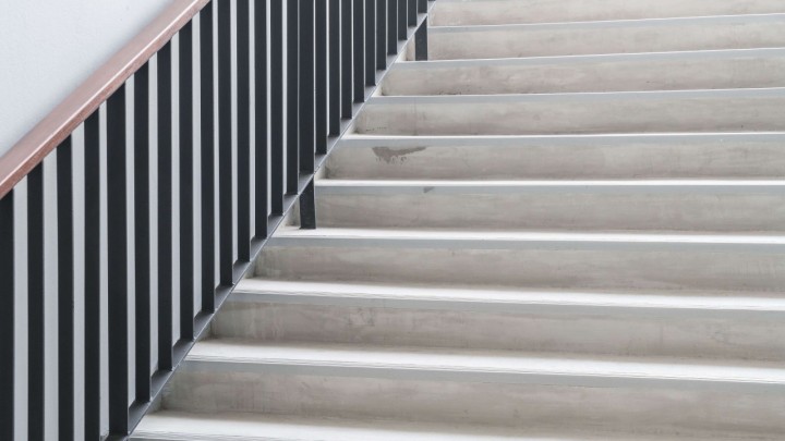 Ugradnja lajsni: Zlatni standard u postavljanju keramike