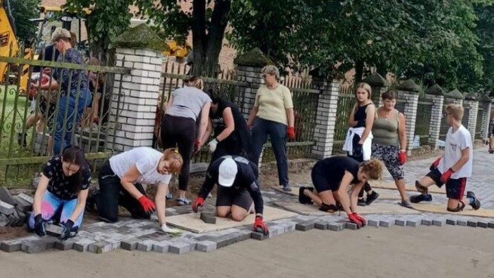 Kada neće vlast, budu bauštelke: Žene same popločile kilometar pješačke staze