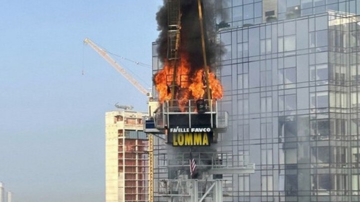 Video: Zapalio se i urušio kran dok je prenosio 16 tona betona