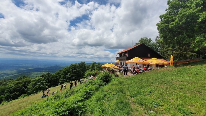 Kreće se u obnovu planinarskog doma Japetić: Pogledajte kako su ga gradili prije 70 godina