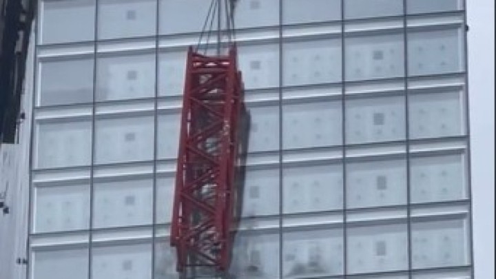 [VIDEO] Nevjerojatan incident u Londonu: Teretom s dizalice 'izudarao' neboder