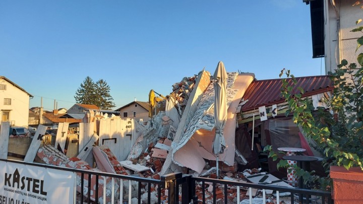 [FOTO/VIDEO] Gotovo dva mjeseca nakon incidenta u Dubravi, urušena pečenjara i dalje na istom mjestu