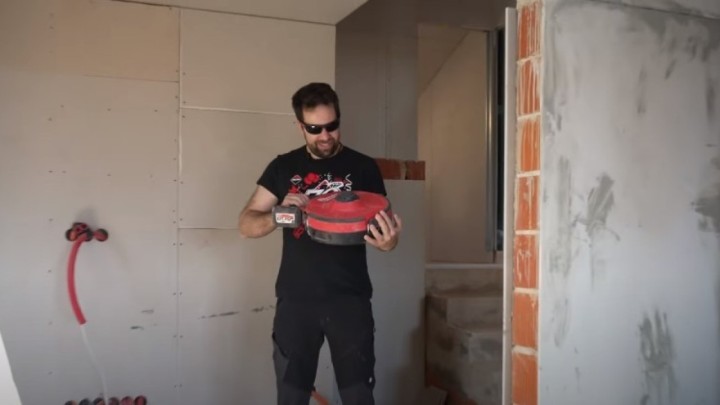 [VIDEO] Ante Cash pronašao 'praktičnu' uporabu alata: Ćevape podigao 'foršpanom'