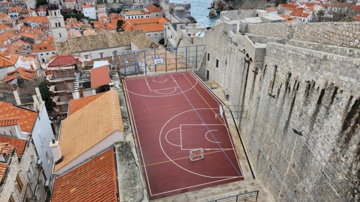 Video: Najljepše košarkaško igralište uz dubrovačke zidine, puno je starije nego što mislimo