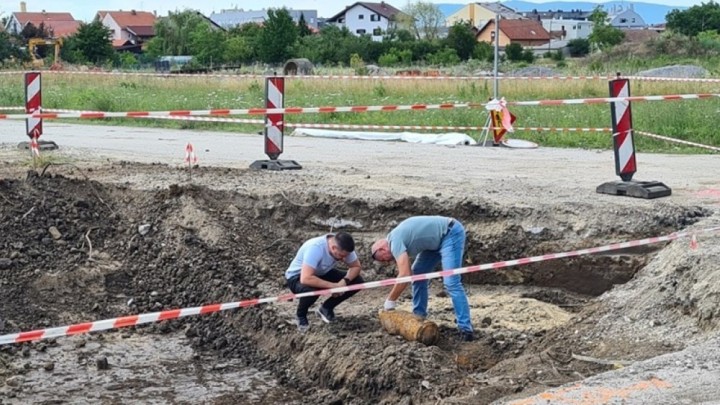 [FOTO] Prilikom izvođenja radova u Velikoj Gorici, radnici naišli na bombe iz Drugog svjetskog rata