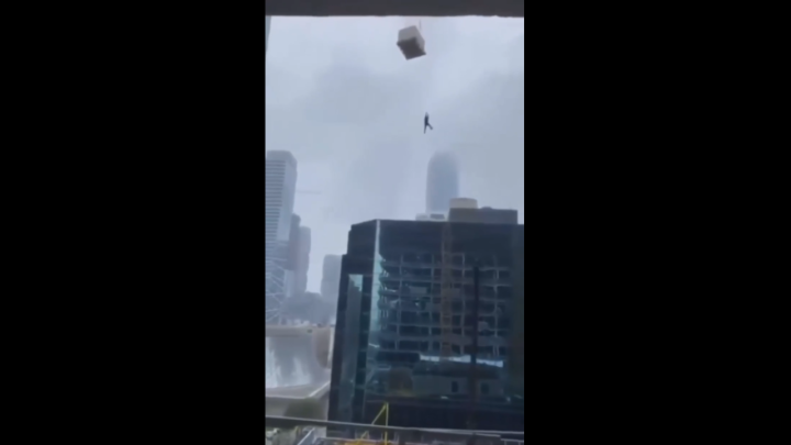 [VIDEO] Bauštelac visio s krana trideset katova iznad tla, snaga gornjeg dijela tijela ga spasila