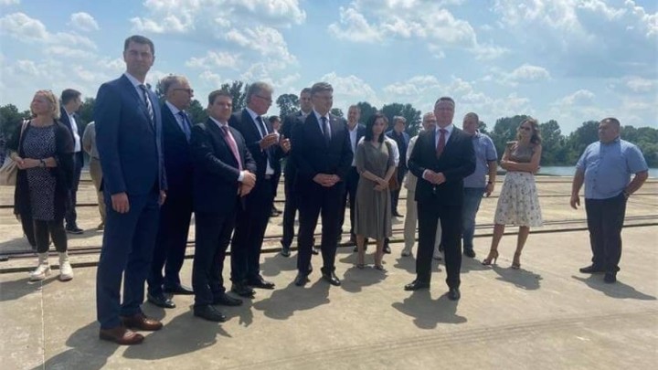 Plenković i ministar prometa obišli novu luku u Slavonskom Brodu te najavili sličan projekt u Osijeku