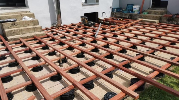 Drvena terasa: Pravilno izvedena podkonstrukcija kao osnovna zaštita od truljenja