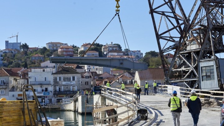 Središnji raspon starog čiovskog mosta vraćen u Trogir: Slijede završni radovi