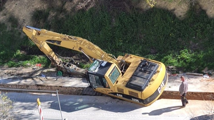 Zanimljiv dan u Splitu: Kako izvući bager odavde?