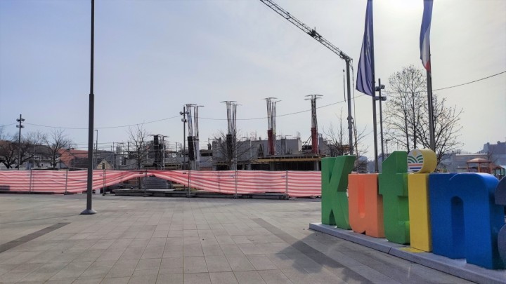 U Kutini se intenzivno radi: Izgradnja poslovno-stambene zgrade i mosta u punom jeku