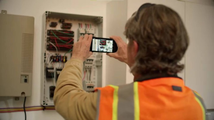 TOP 10 mobitela za građevinare: Sadrže laserske daljinomjere i otporni su na udarce Roberta Carlosa