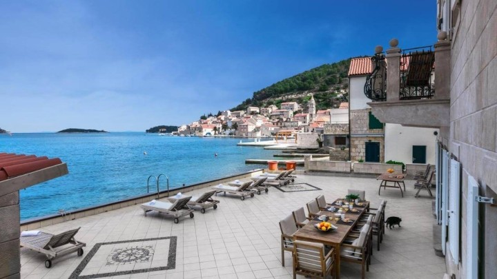 Direktan ulaz u more: Privatna terasa luksuzne vile na Jadranu potpuno presjekla javnu plažu