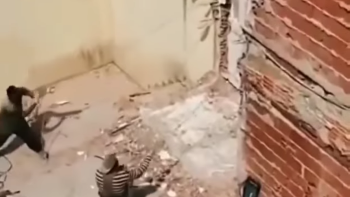 [VIDEO] Sreća ili ludost? Radnici skoro poginuli dok su rušili zid