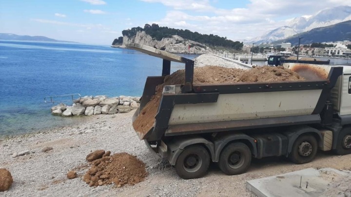 Ekocid u Makarskoj: Plažu nadohranili zemljom, a tvrde da je čista žalika