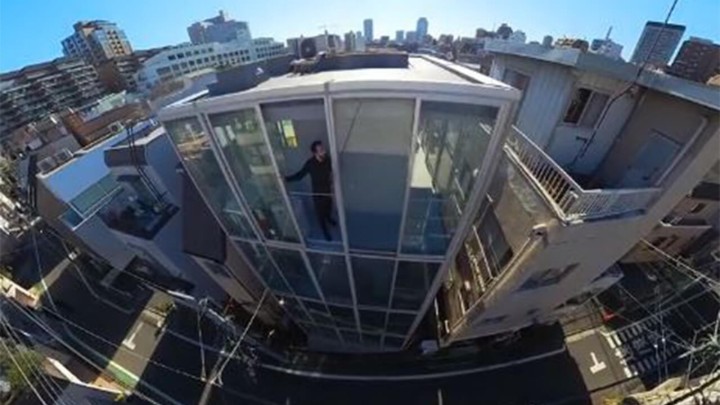 Video: Stan koji je zapravo ostakljeni balkon, sramežljivi ljudi mogli bi ga izbjegavati