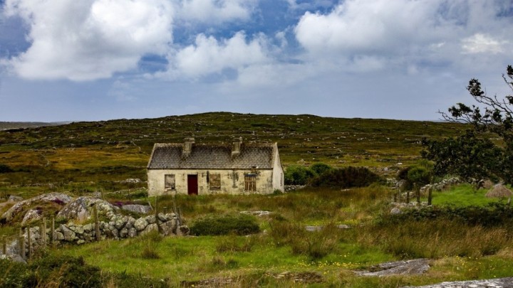 Cijelo selo jedna cijena: Za bagatelu se prodaje 20 hektara zemljišta sa 4 kamene kuće