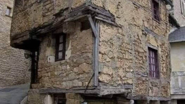 Najstarija kuća u Francuskoj postala internet senzacija zbog domišljate forme građenja   