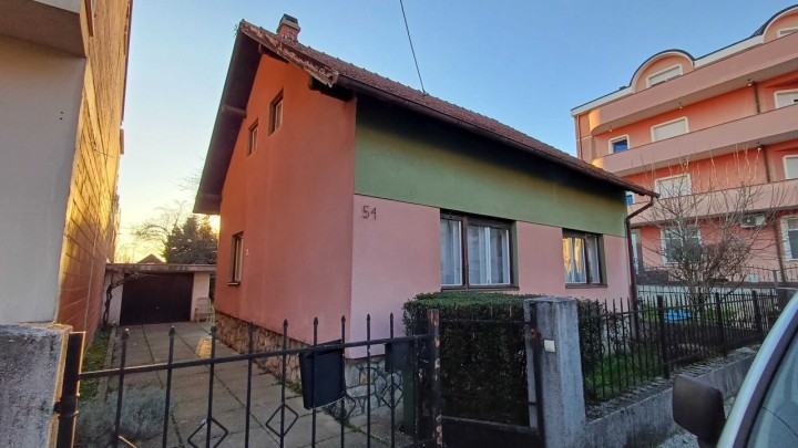 Bauštelska reportaža: Pola stoljeća čekanja na cestu u Dubravi i jedna kuća u pat poziciji