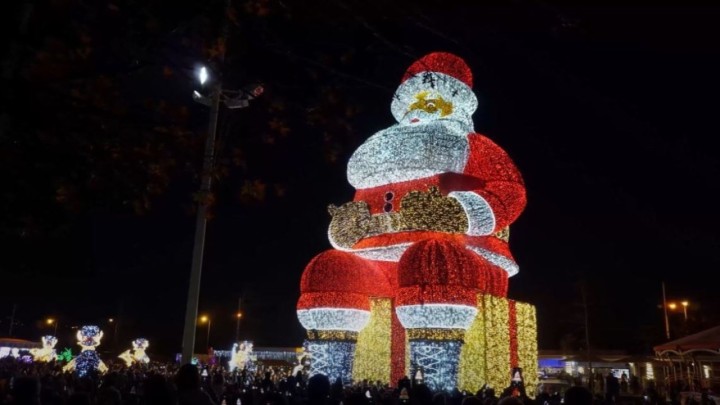 Najveći Djed Božićnjak na svijetu napravljen je od 250 tisuća LED lampica i ima preko 20 metara
