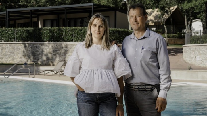 Kako je istarska obitelj izgradila glamping imanje u šumi koristeći autohtone materijale i tehnike