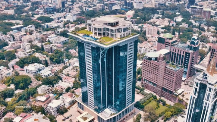 Video: Kontroverzna luksuzna vila dvokatnica na vrhu nebodera koja prkosi svima