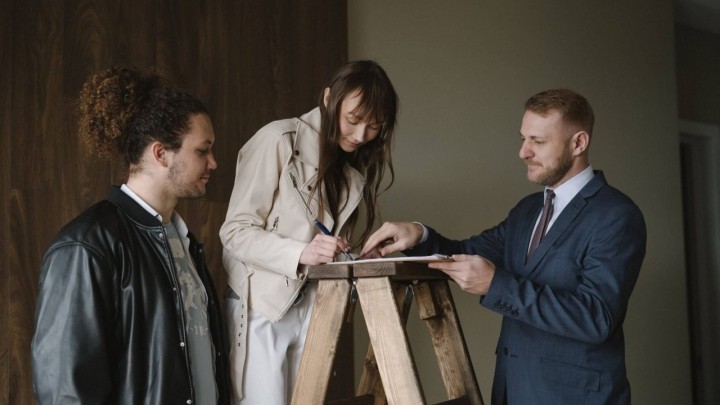 Ugovori o uzdržavanju: Što su, kako se njima prenose nekretnine i mogu li se raskinuti?