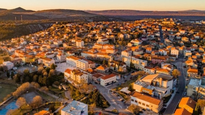 Drniš mladim obiteljima sufinancira izgradnju, kupnju ili rekonstrukciju nekretnine