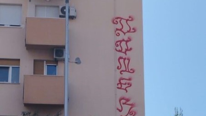 Neugodna situacija: Nepoznati počinitelj napravio grafit na zgradi, stanari će platiti sanaciju?