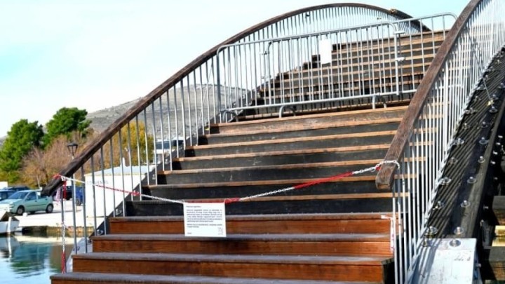 HKIG upozorio na nepravilnosti natječaja Grada Trogira za uređenje pješačkog mosta