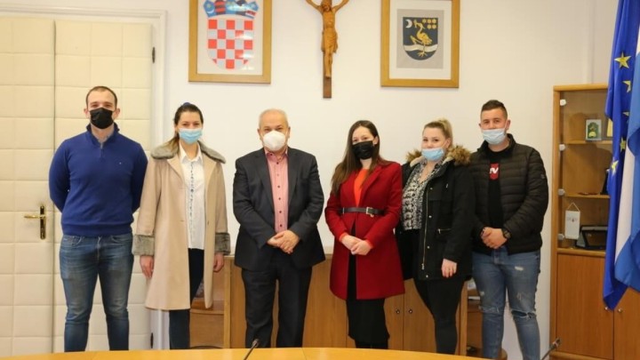 Slavonski Brod poklonio mladim obiteljima građevinska zemljišta za izgradnju kuća