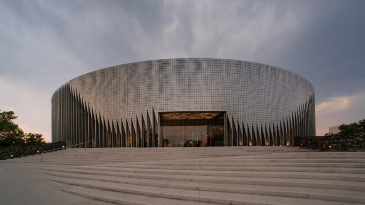 Muzejska zgrada u Mexico Cityu s pročeljem od tisuća pokretnih aluminijskih ploča