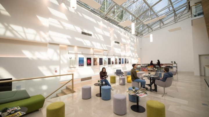 Zavirite u našu novu modernu knjižnicu, a proglašena je i 'Knjižnicom godine'