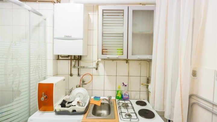 Nevjerojatan stan u renti spaja kuhinju i WC u istoj prostoriji - operite kosu dok kuhate juhu