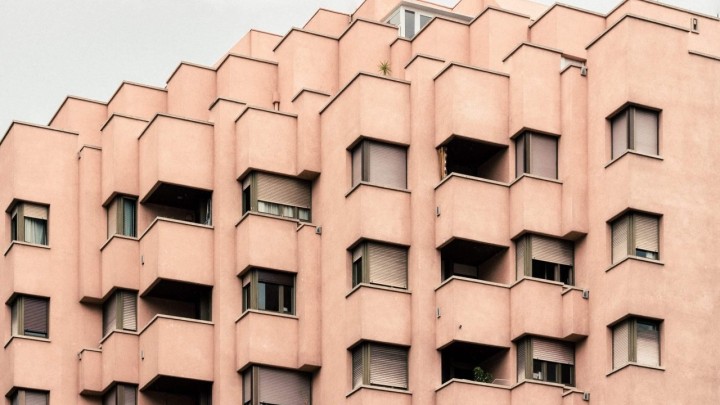 Španjolska uvodi zakon o kontroli stanarina i bonuse od 250 eura za mlade