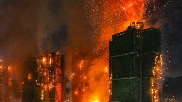 Požar u Hong Kongu: Buknuo stambeni kompleks pod renovacijom, 55 mrtvih