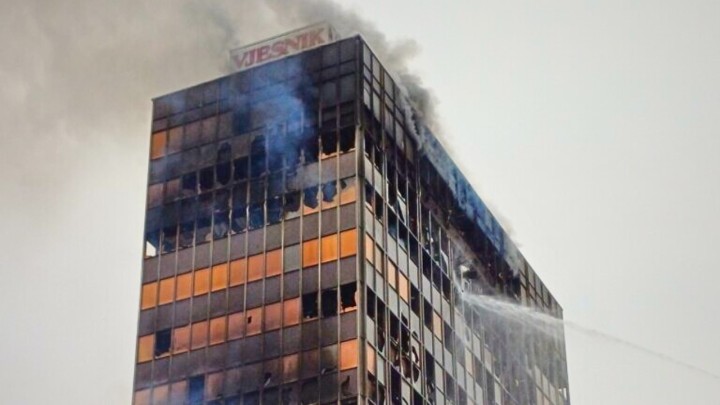 Vjesnik se mora srušiti i to što prije! Opasan je za sve, zbog vjetra može doći do odlamanja betona