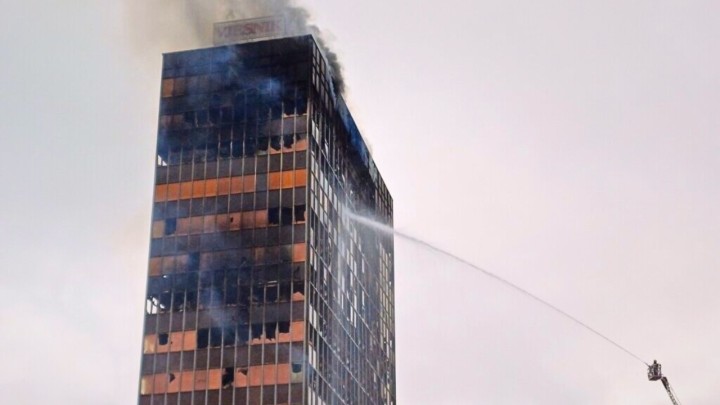 Galerija: Plamen progutao neboder na najboljoj lokaciji u Zagrebu, mogao bi se rušiti