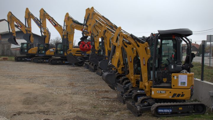 Provozali smo bauštelske grdosije od 30 tona i digli se u visinu, ovo je najmodernija flota bagera i valjaka